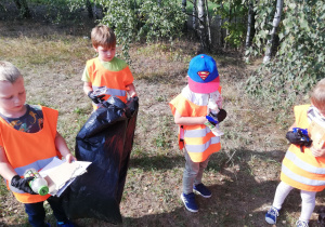 dzieci pokazują , jakie śmieci znalazły